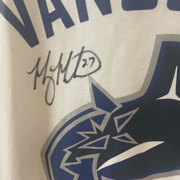 Official NHL Team Vancouver Canucks Autographed T-Shirt Malhotra & Hamhuis - Picture 5 of 5